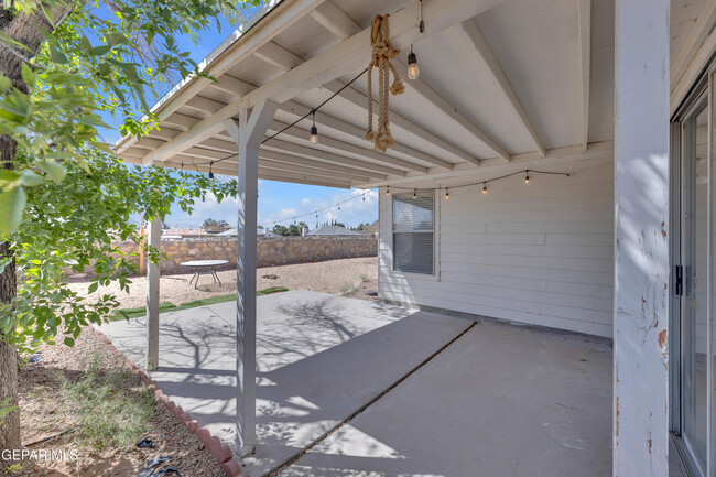 Building Photo - 11868 Oak Crossing Dr