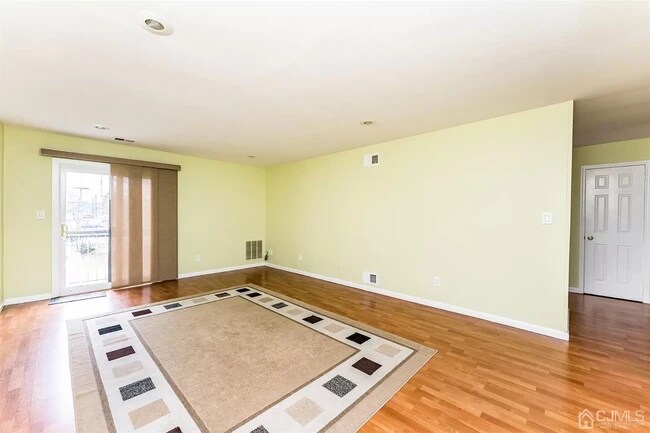 LivingRoom - 208 Woodbridge Commons Way