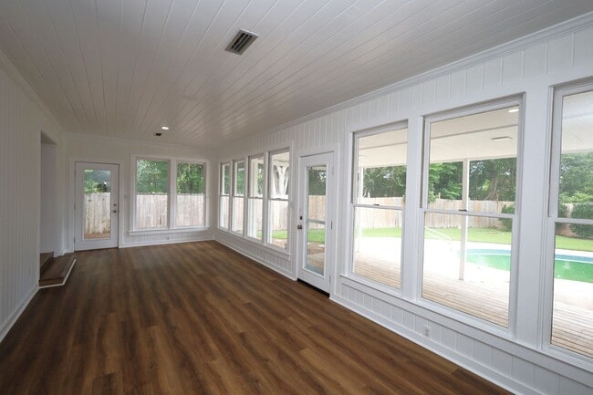 Building Photo - 2303 Jerry Jones Dr