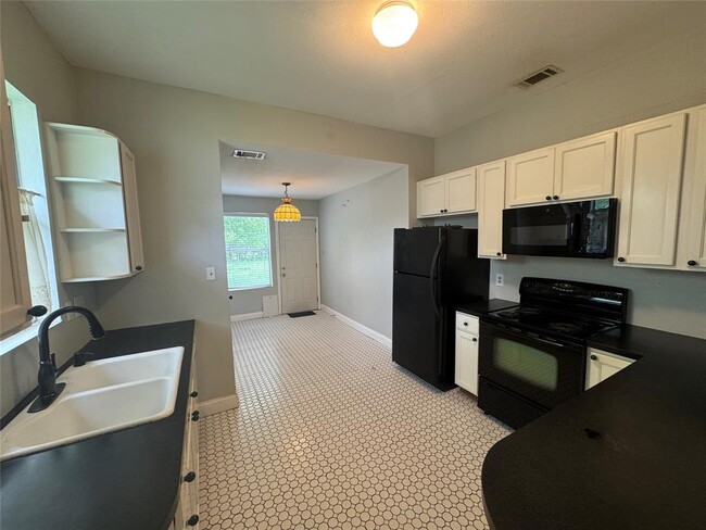 Building Photo - 1129 Saucedo St