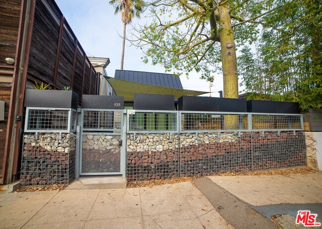 Building Photo - 205 Venice Way