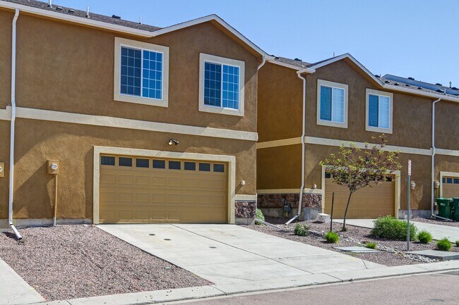 Building Photo - Move-In Ready Townhome with Luxury Finishe...