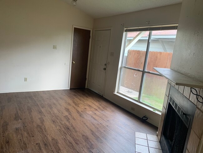 Living Room - 1506 S Medina St