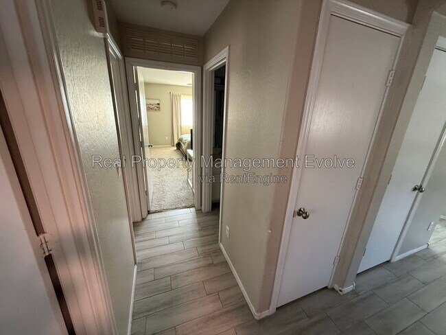 Building Photo - 7105 S 251st Dr