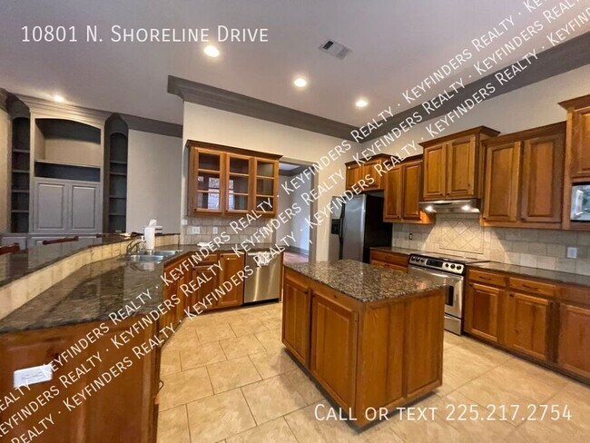 Building Photo - 10801 N Shoreline Ave