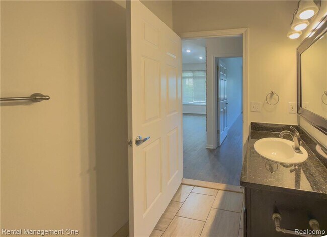 Building Photo - 5637 Twin Oaks Dr
