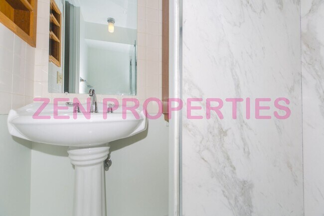 Building Photo - a 2 bdrm, 2 bath unit with 2 prkg at Fairway House for rent