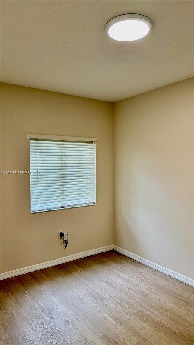 Building Photo - 3323 NE 11th Dr