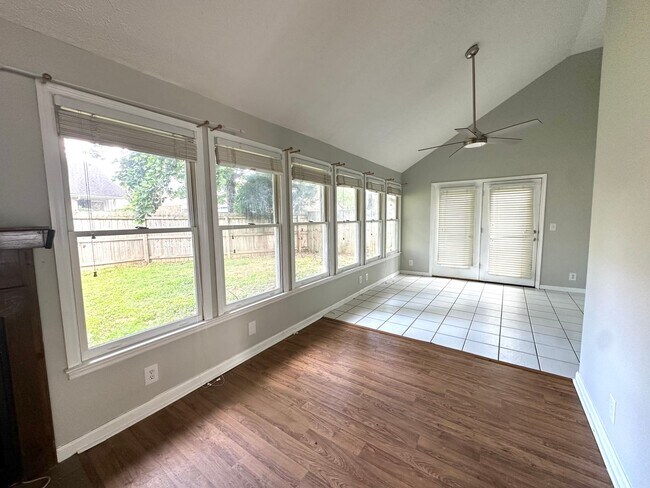 Building Photo - Renovated 3 Bedroom 2 Bath in Hendersonvil...
