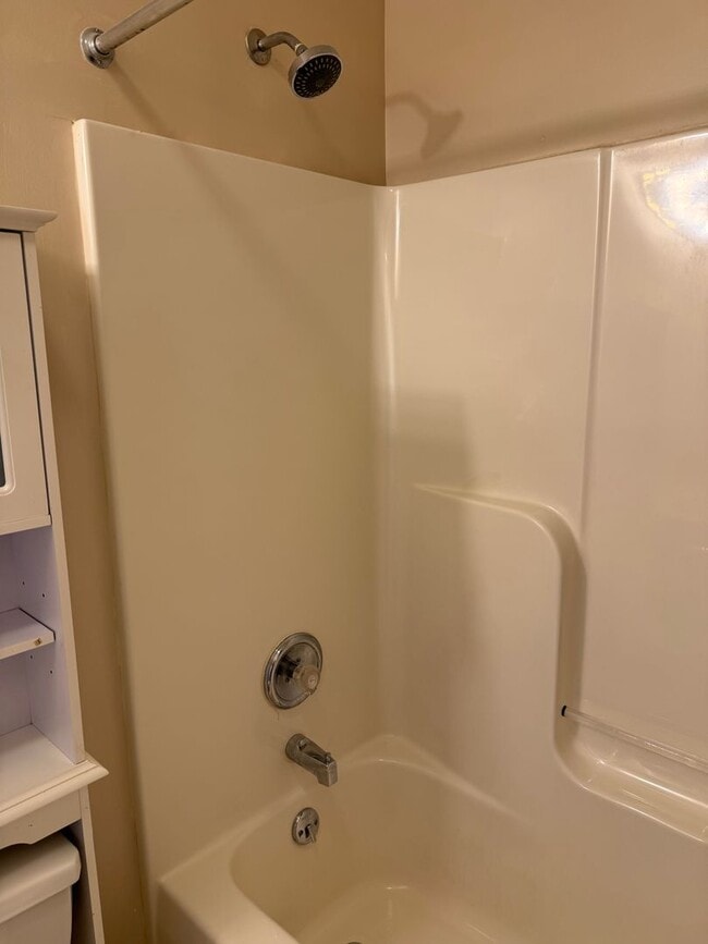 Building Photo - Beautiful 3 Bedroom 1.5 Bathroom Townhome ...