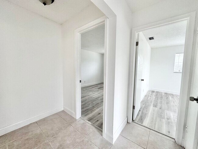 Building Photo - 906 Foresteria Dr