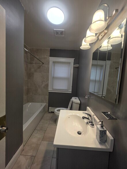 Building Photo - 14 Vera St