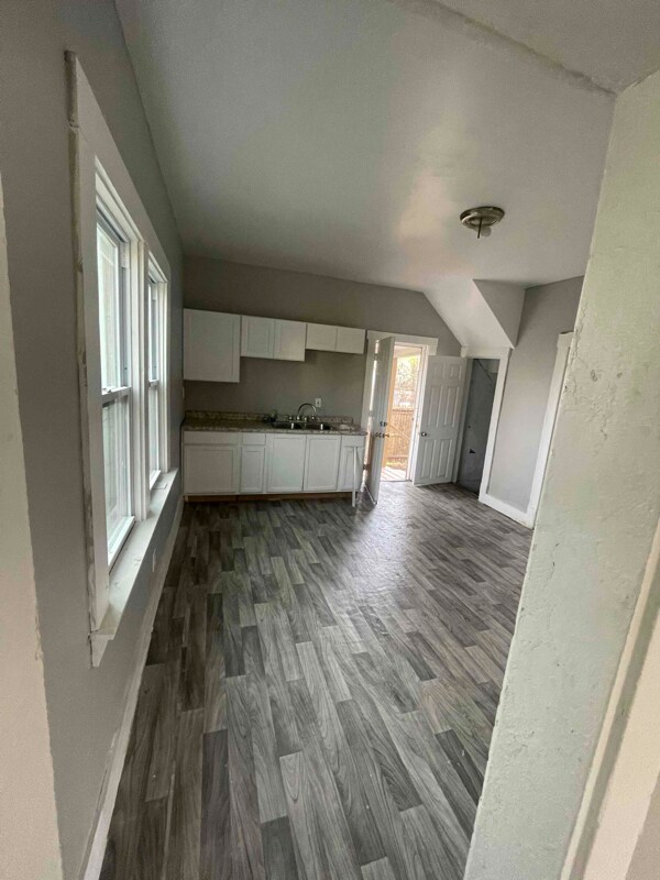 Building Photo - 602 E 99th St