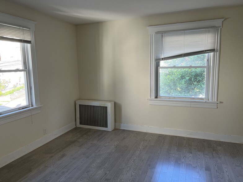 Building Photo - 54 Ashwood Ave