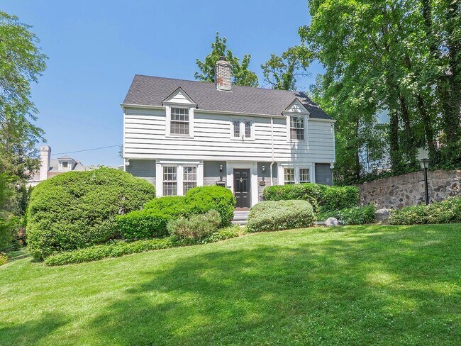 Building Photo - 221 Manhasset Ave