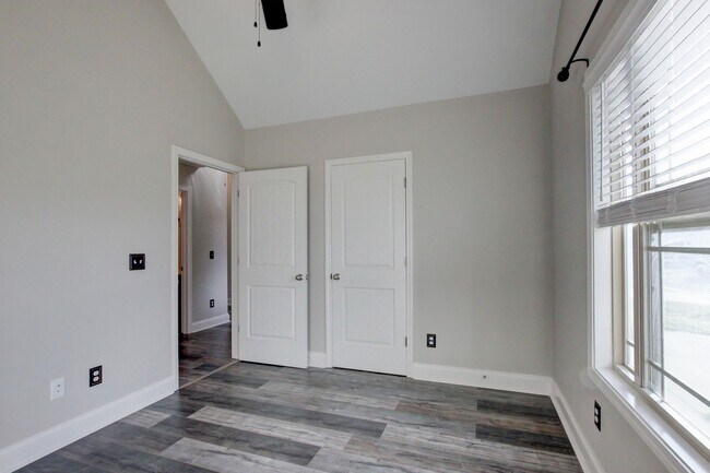 Building Photo - Sharp 3bed 2 ba.  upgrades throughout.