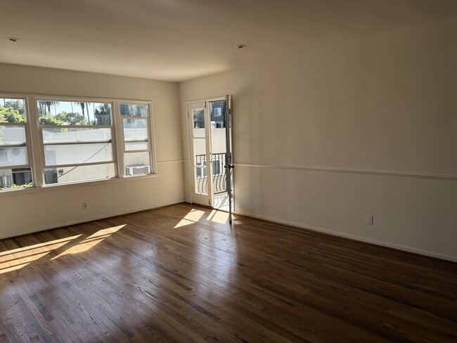 Building Photo - 408 N Doheny Dr