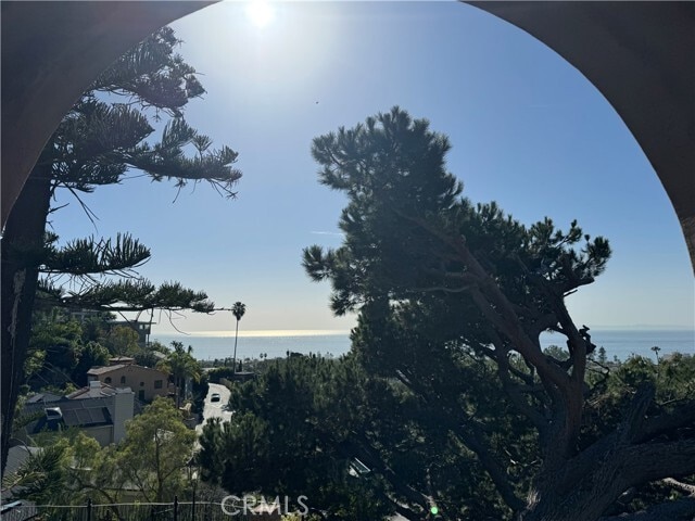 Building Photo - 573 Temple Hills Dr