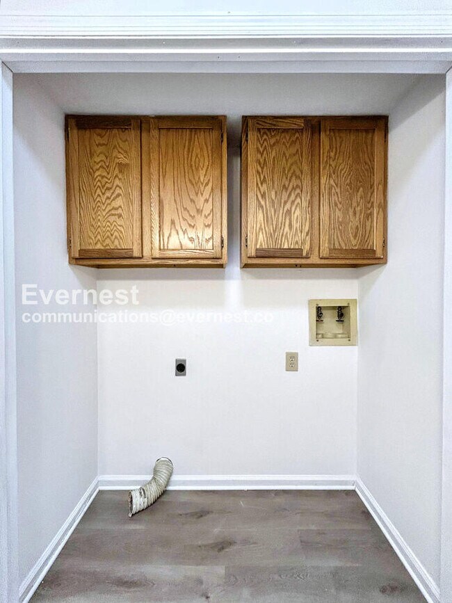 Building Photo - 2 Bed, 2.5 Bath Townhome with Assigned Par...