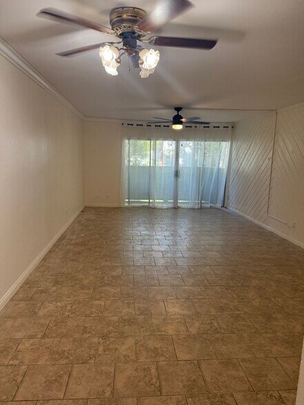 Living/Dining - 20134 Leadwell St
