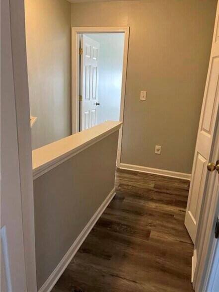 hall between 2 beds - 3383 Hidden Cove Cir