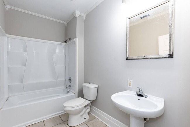 Building Photo - Three Bedroom Home!