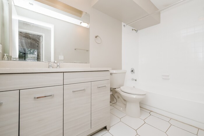 Building Photo - 5811 Silvermoon Ave