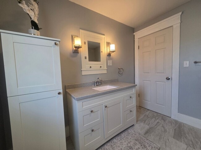 Building Photo - Updated 4-Bedroom, 2-Bath Home in Benton Harbor