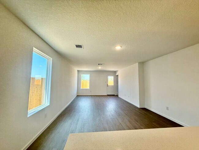 Building Photo - 10319 Munoz Mnr