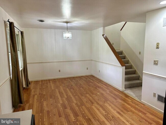Building Photo - 2363 McCleary Dr