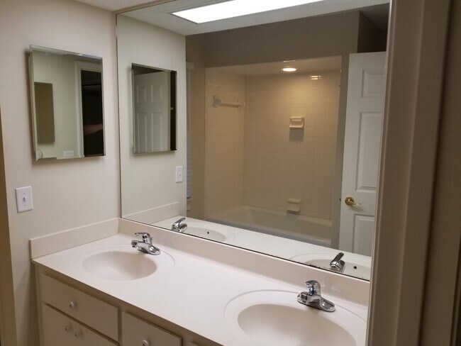 Building Photo - 12 Bobcat Ln