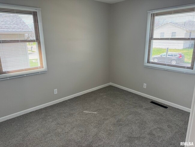 Building Photo - 1841 Valley Dr