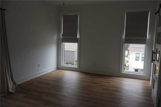 Building Photo - 2085 E Roe Ter