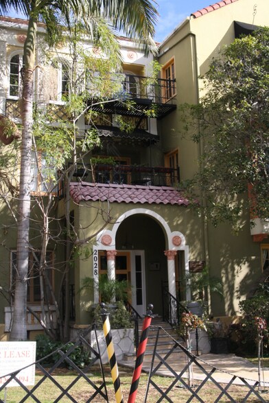 Building Photo - 2028 Beachwood Dr