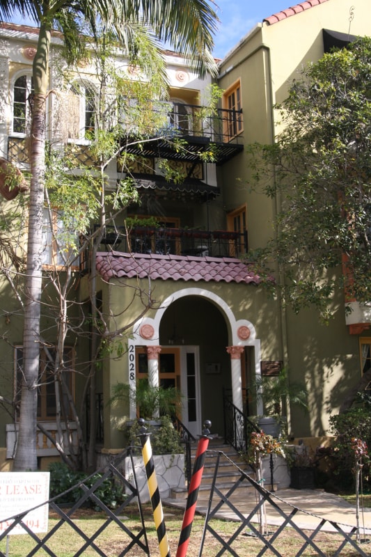 Building Photo - 2028 Beachwood Dr