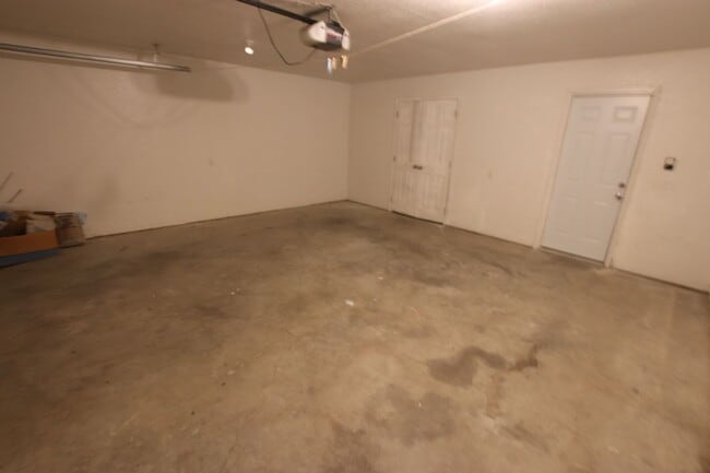 Building Photo - Fresh Duplex Living