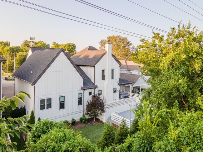 Building Photo - **LIKE-NEW, HIGH-END EXECUTIVE HOME WITH I...