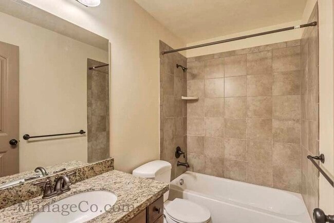 Building Photo - Spacious Orem Townhouse