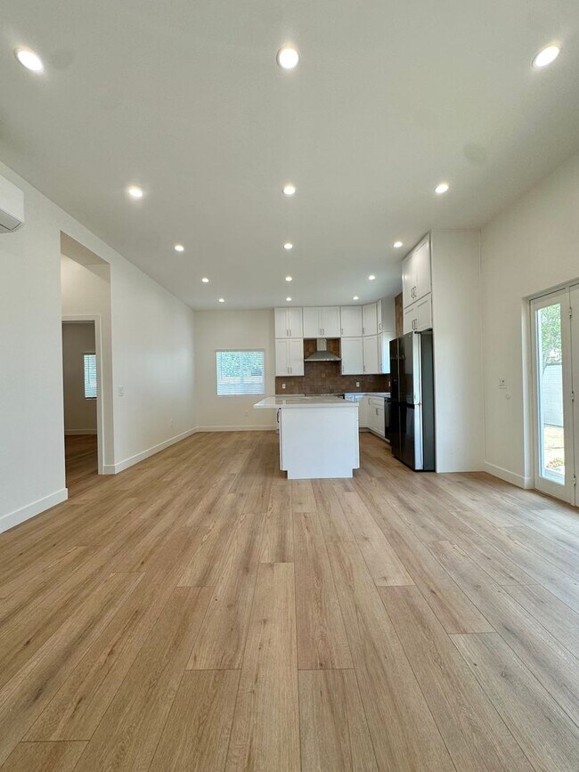 Building Photo - 1135 Scofield Dr