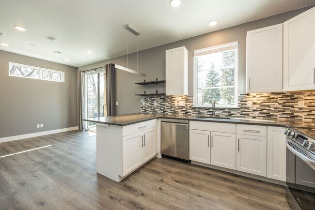 Interior Photo - 745 Washington Ave