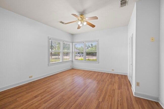 Building Photo - 701 1/2 S Walnut Street Unit