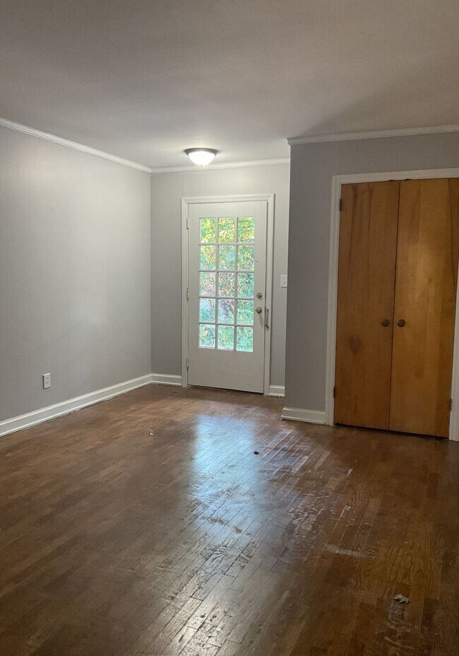 Building Photo - Section 8 Approved!! Available Now! Quaint...