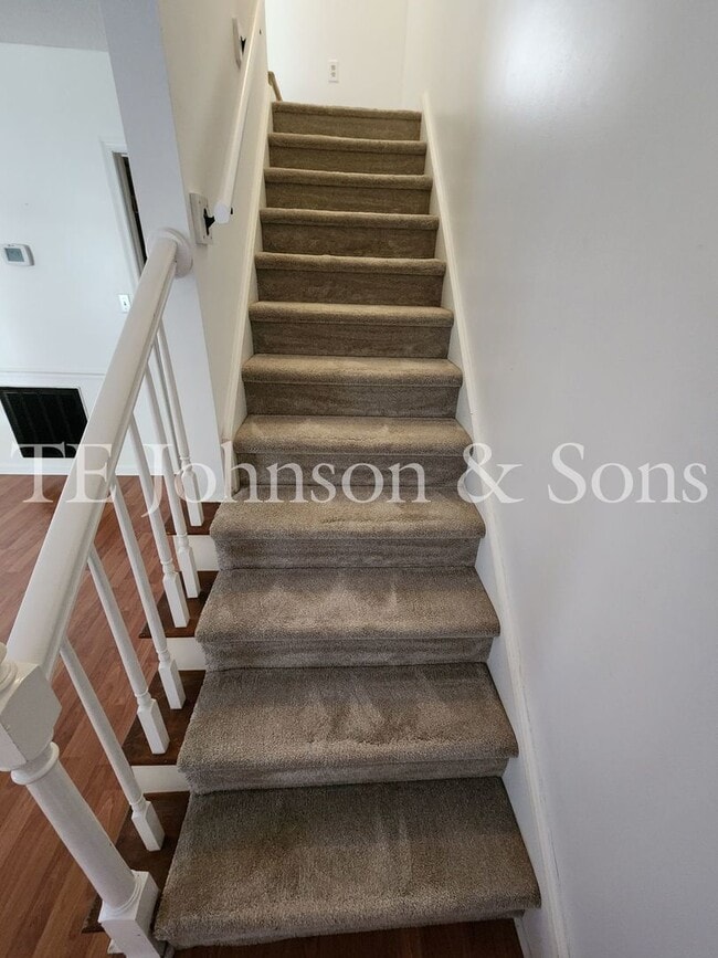 Building Photo - Stylish Townhome with Ensuite Baths & Comm...