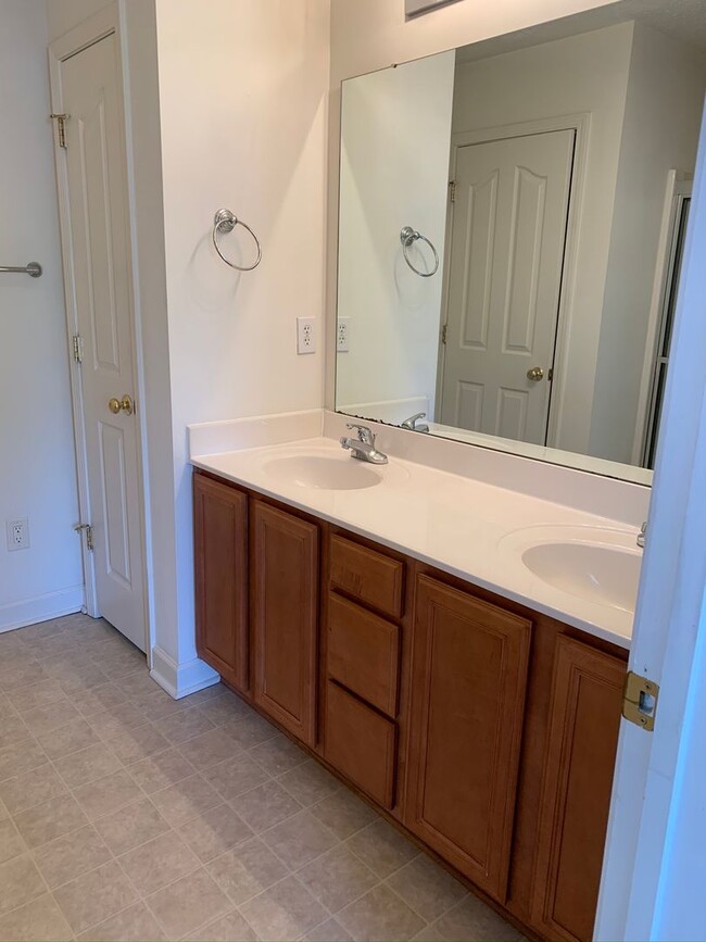 Building Photo - 128 Clusters Cir
