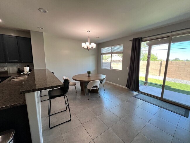Building Photo - Central- FURNISHED 4 bedroom/ 3 bathroom h...