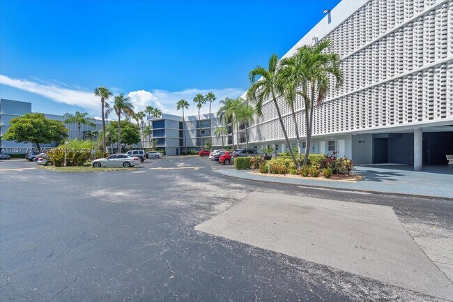 Building Photo - 875 NE 195th St