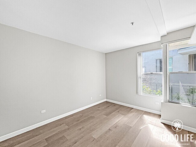 Building Photo - Sleek 1B/1BA Condo in the Heart of Marina District with A/C, In-Unit W/D & Reserved Parking!