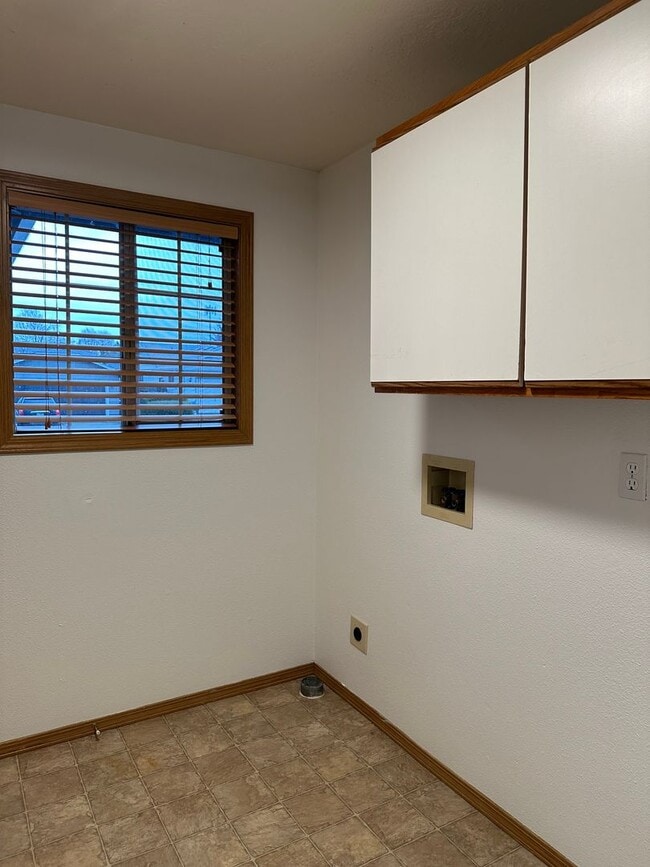 Building Photo - Newly Updated Single Level Home in Established Keizer Neighborhood