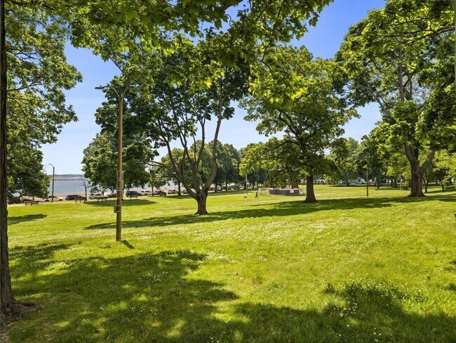 Building Photo - 944 E Broadway