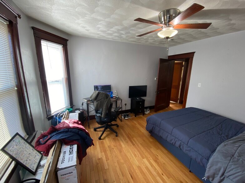 Building Photo - 221 Holland St